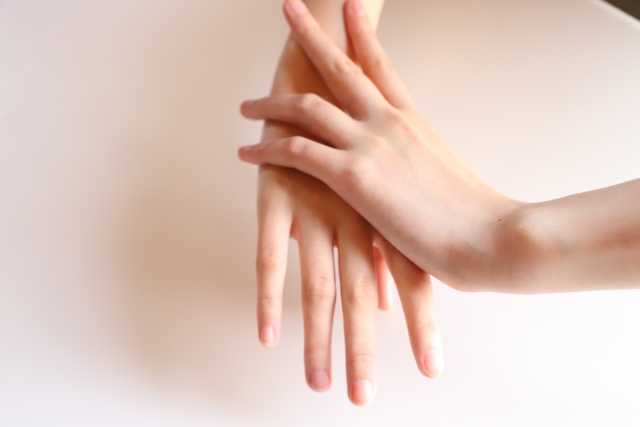 毛の生えていない綺麗な女性の手
