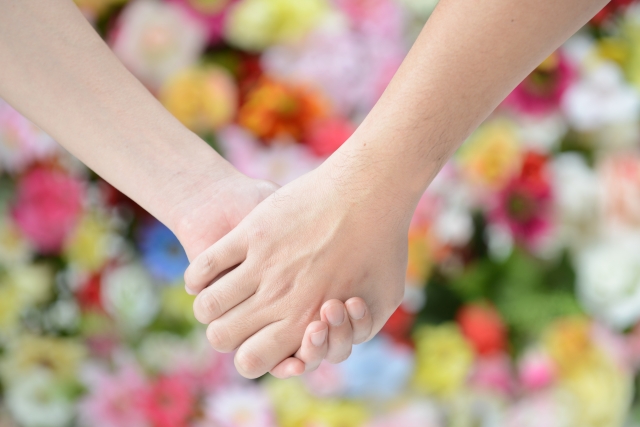 手をつなぐ幸せそうな男女