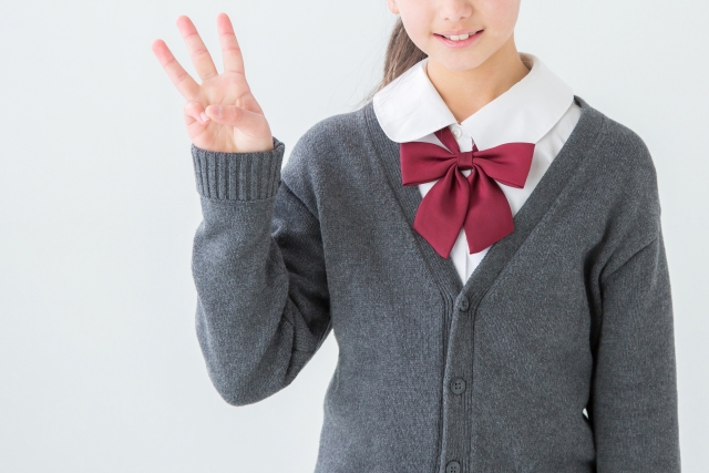 指で3を示す女子生徒