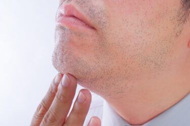 濃い髭の男性
