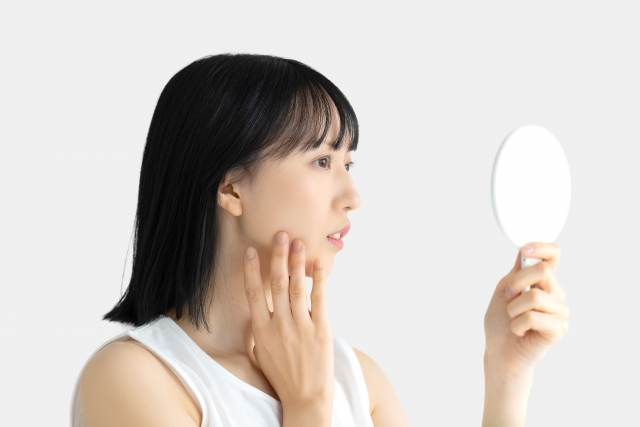 鏡を見る女性